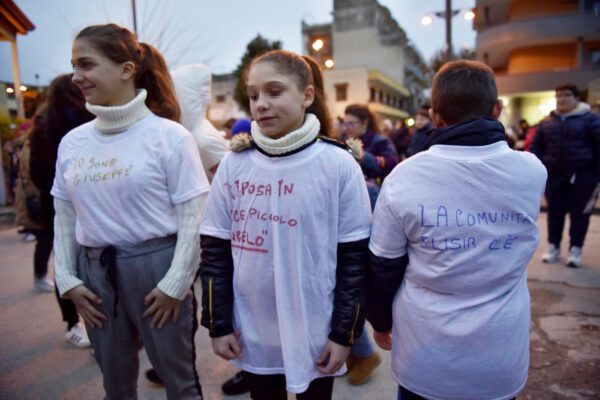 Bimbo ucciso di botte, il racconto del poliziotto: “La sorellina non riusciva ad aprire gli occhi”