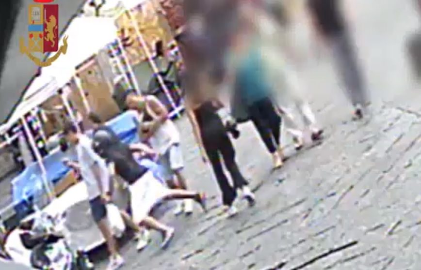 Napoli, così agisce la banda di orologi: scippo da 100mila euro