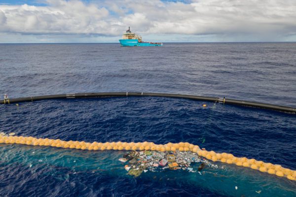 Ocean CleanUp, è partita la battaglia contro la plastica nel Pacifico Ocean CleanUp, è partita la battaglia contro la plastica nel Pacifico