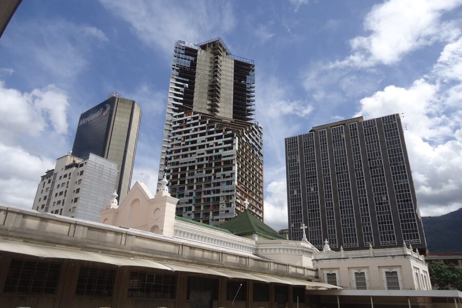 Storia della Torre di David, il più grande edificio occupato al mondo