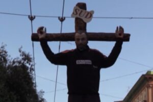 Whirlpool, ‘operaio’ crocifisso e corteo con il sindaco de Magistris: “Lotta giusta”