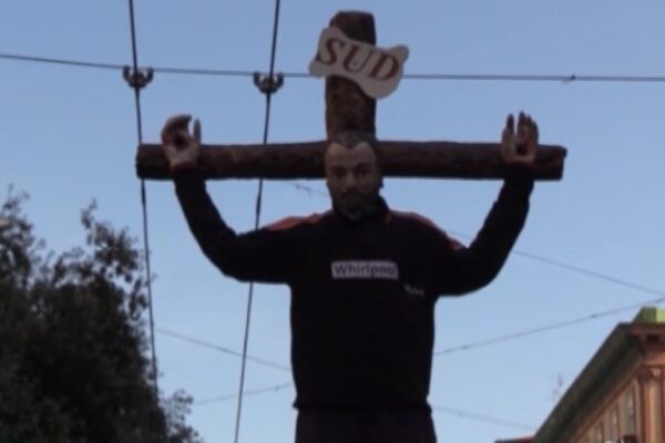 Whirlpool, ‘operaio’ crocifisso e corteo con il sindaco de Magistris: “Lotta giusta”