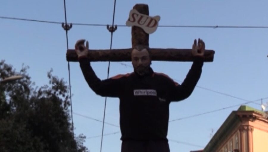 Whirlpool, ‘operaio’ crocifisso e corteo con il sindaco de Magistris: “Lotta giusta”