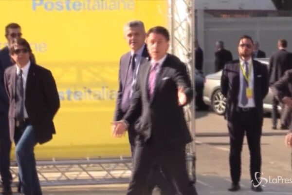 Il premier Conte cita Modugno: ” Ho il sole, la terra, il mare…”