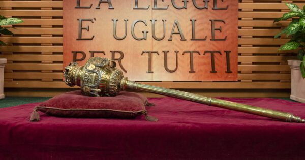 La giudice Apostolico, la presidente Meloni basita e la moglie di Cesare