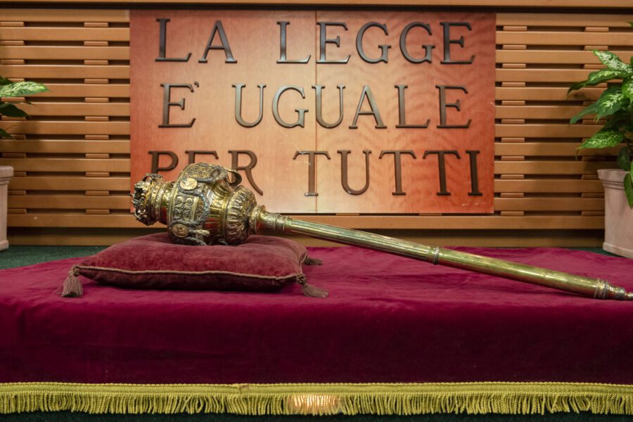 I modi dei magistrati per umiliare gli imputati come un sergente con il soldato semplice