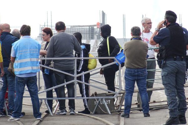 La Ocean Viking sbarcherà a Pozzallo, l’ira di Salvini: “Inaccettabile”