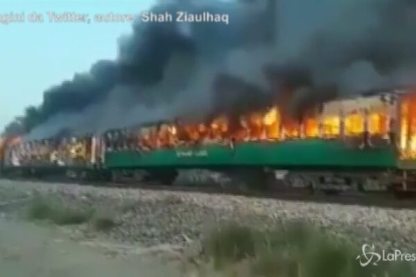 Pakistan: incendio su un treno, è strage