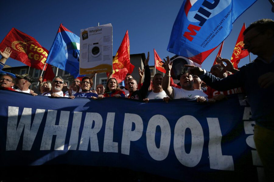 Whirlpool, operai Fiom Cgil:”Appello a Draghi per salvare stabilimento”