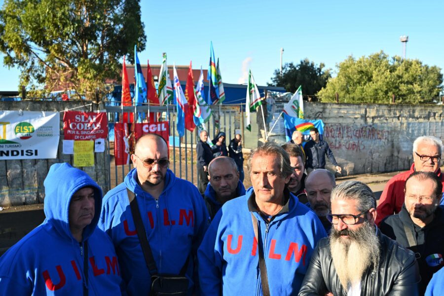 Conte allo stabilimento ex Ilva accolto dai cori degli operai: “Noi vogliamo vivere”