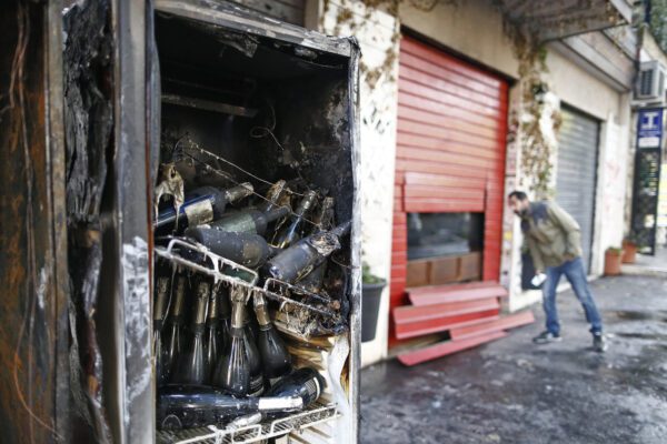 Roma, fiamme distruggono il “Baraka Bistrot”: giorni fa la solidarietà alla “Pecora elettrica”