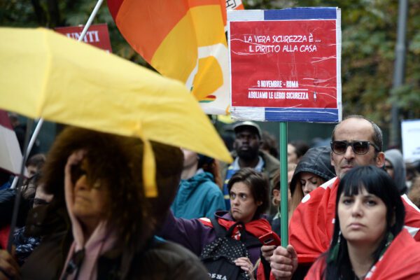 Migranti, a Napoli la raccolta firme contro il decreto sicurezza