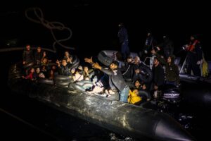 Lampedusa, si rovescia un barcone nel trasbordo: 47 i migranti tratti in salvo