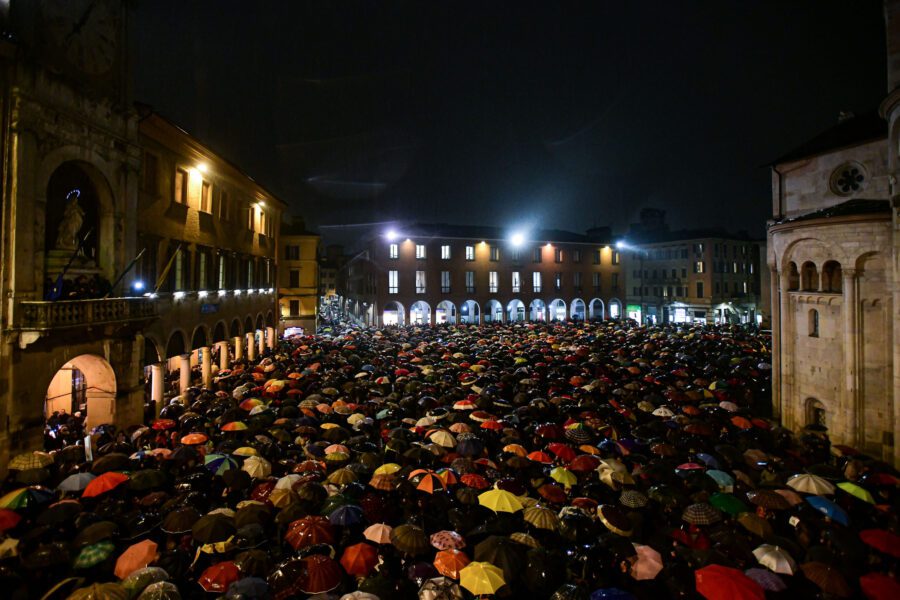 Foto Piero Cruciatti / LaPresse 
18 novembre 2019 Modena, Italia 
Cronaca 
Manifestazione delle “Sardine” in occasione della visita di Matteo Salvini a Modena 
Nella foto: un momento della manifestazione delle “Sardine”
Photo Piero Cruciatti / LaPresse 
18 november 2019 Modena, Italy 
News
Demonstration of the “Sardine” against Matteo Salvini’s visit to Modena.
In the photo: a moment of the event
