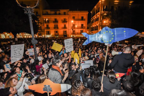 Sardine anti-Salvini, oscurata per ore la pagina Facebook