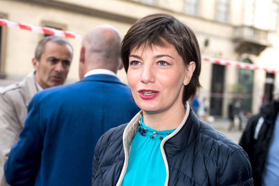 Lara Comi, manette recapitate a mezzo stampa