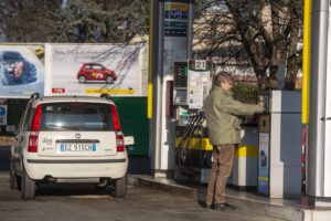 Benzina, il prezzo resta scontato di 30 centesimi fino al 2 agosto: firmato il ‘decreto carburanti’