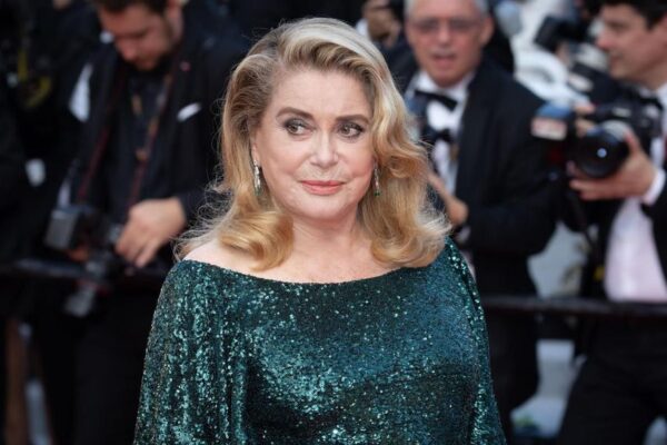 Malore per l’attrice Catherine Deneuve: “Ischemia limitata dovuta al troppo lavoro”
