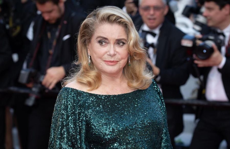 Malore per l’attrice Catherine Deneuve: “Ischemia limitata dovuta al troppo lavoro”