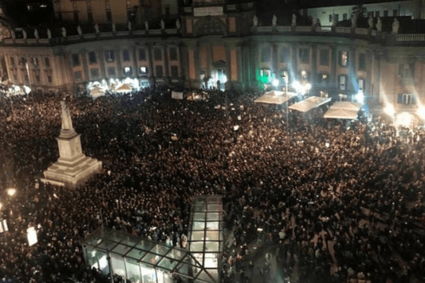 Migliaia di sardine a Napoli, pernacchia alla Lega e “Napule è” Migliaia di sardine a Napoli, pernacchia alla Lega e “Napule è”