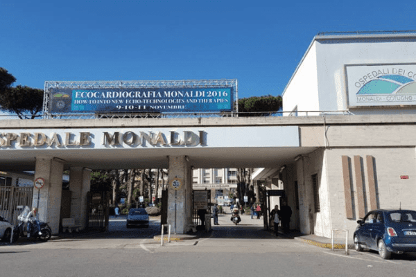 “Uomo armato in ospedale”, panico a Napoli: 10 volanti della polizia per un falso allarme