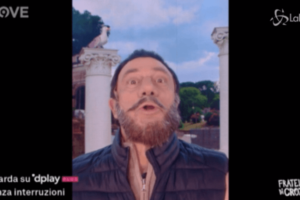 Crozza imita Salvini: “Tutto il giorno al cellulare per il bene degli italiani” Crozza imita Salvini: “Tutto il giorno al cellulare per il bene degli italiani”