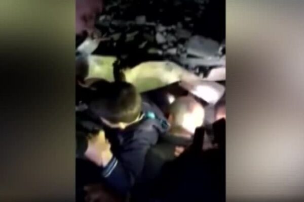 Terremoto in Albania, il salvataggio di un bambino dalle macerie