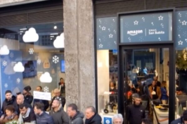 Milano, Fridays for Future contro Amazon il giorno del Black Friday