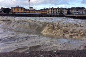 Maltempo, paura per la piena dell’Arno. Forti disagi nel grossetano