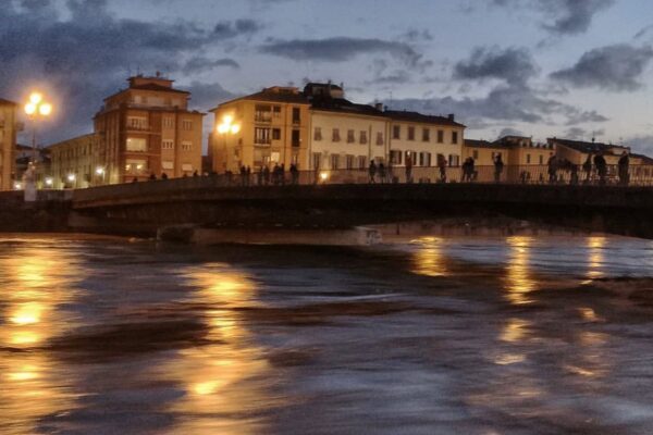 Maltempo, i fiumi esondano in Toscana ed Emilia. Allarme per l’Arno