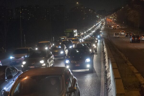 Manovra, dietrofront sulle tasse alle auto aziendali: salve quelle ecologiche