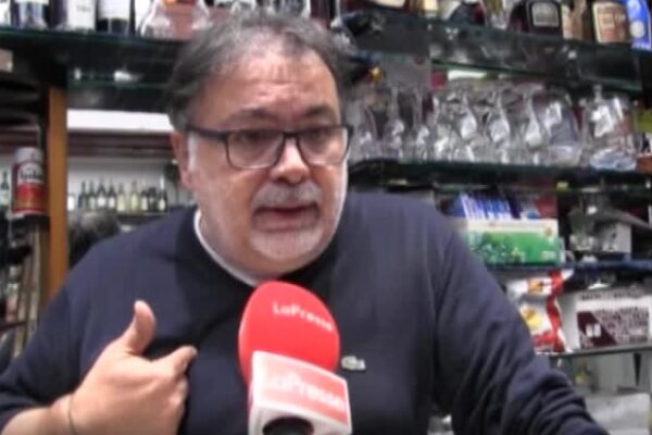 Ex Ilva, a Tamburi nel bar di Nadia Toffa: “Assisto a tre funerali al giorno”