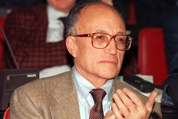 Ambrogino a Borrelli, schiaffo al socialismo italiano