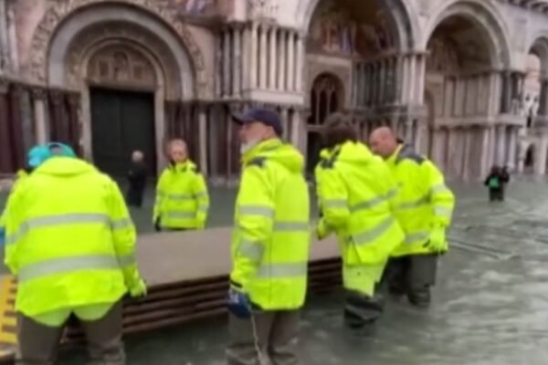 Venezia, il sindaco Brugnaro: “Piazza San Marco è chiusa”