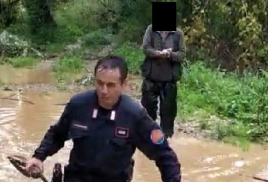 Cacciatore si perde mentre il fiume straripa, salvato dai carabinieri