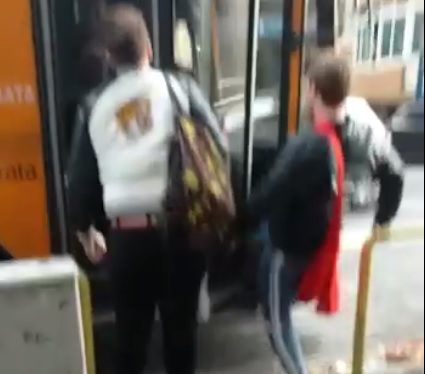 Napoli, calci al bus e insulti all’autista: “Ti faccio il c…”