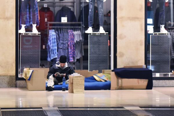 Senza una gamba ma costretto a vivere in auto: “Non ho medicine e pensione di invalidità”