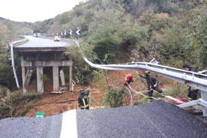 Viadotto crollato per la frana, gli esperti: “In bilico 15mila metri cubi di fango”