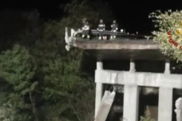 Crollo A6 Savona, vigili al lavoro di notte con le unità cinofile