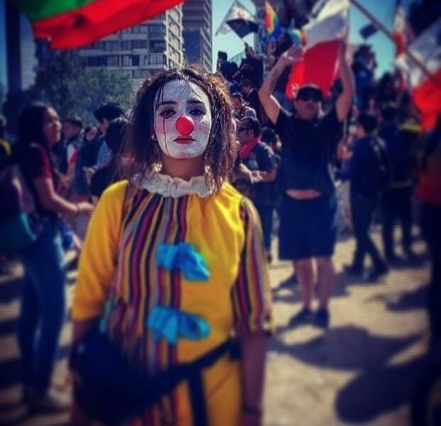 Lo strano suicidio di Daniela Carrasco, trovata morta durante le proteste in Cile