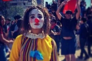 Lo strano suicidio di Daniela Carrasco, trovata morta durante le proteste in Cile