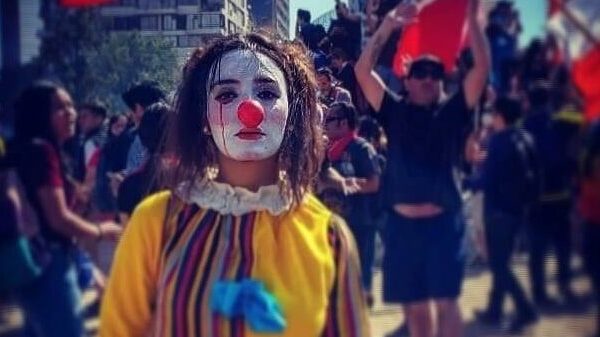 Lo strano suicidio di Daniela Carrasco, trovata morta durante le proteste in Cile