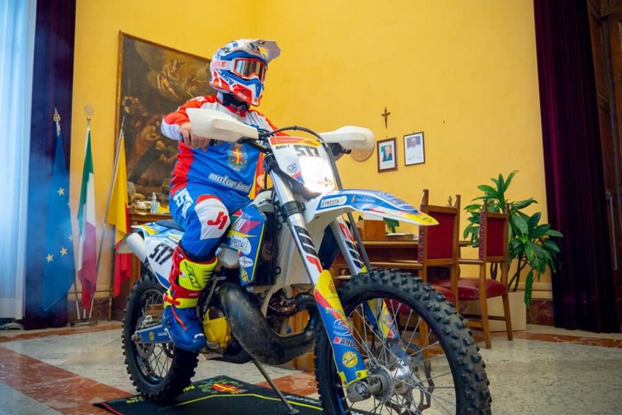 Il sindaco fa motocross in municipio, scoppia la polemica