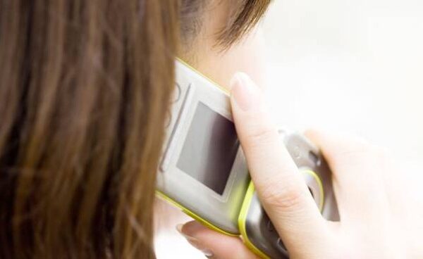 Chiama la polizia e ordina una pizza: così salva la madre da una violenza domestica