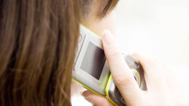 Chiama la polizia e ordina una pizza: così salva la madre da una violenza domestica