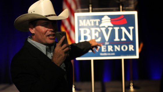 Elezioni Usa, i dem si riprendono la Virginia. Eletta Juli la donna che fece il dito medio a Trump