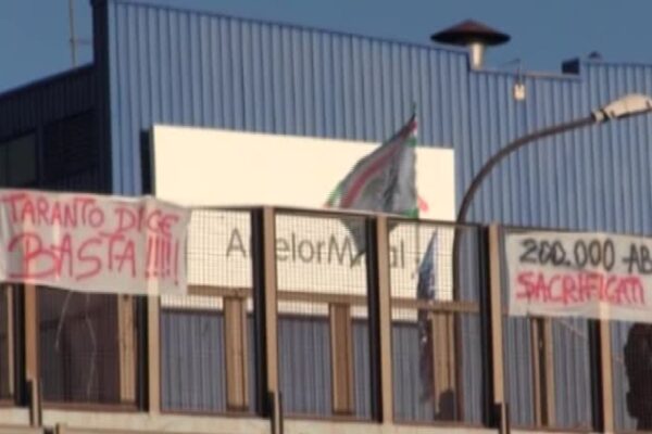 Chi entra e chi incrocia le braccia. Operai divisi davanti all’ex Ilva