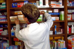 Indagati dirigenti dell’Agenzia del farmaco: favorivano il medicinale più costoso