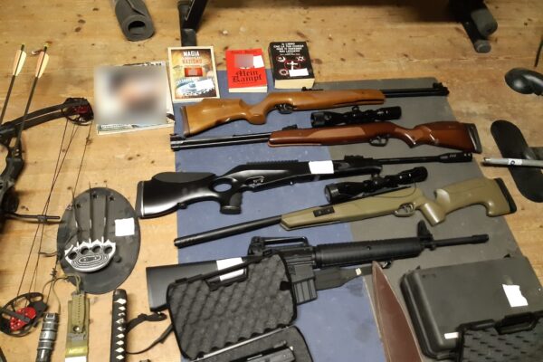 Blitz della Digos contro gli estremisti di destra: “Stavano costituendo un partito nazista”