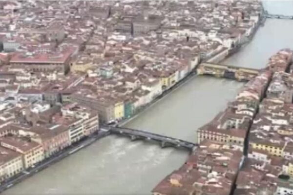Firenze, le immagini della piena dell’Arno
